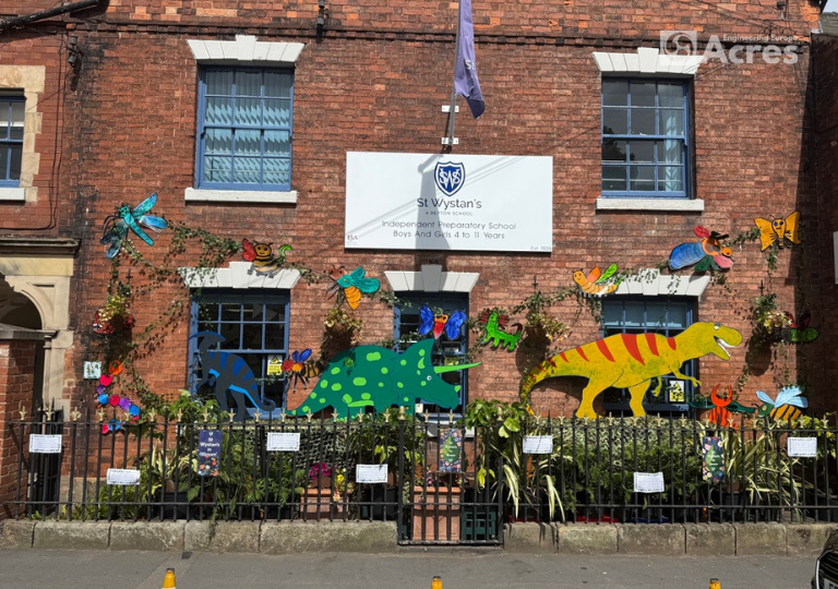 Ingeniería, creatividad y comunidad: Acres apoya a St Wystan’s en Repton in Bloom acres engineering repton in bloom dinosaurios acero (1)